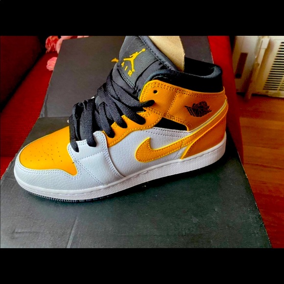 JORDAN 1 (yellow mid)